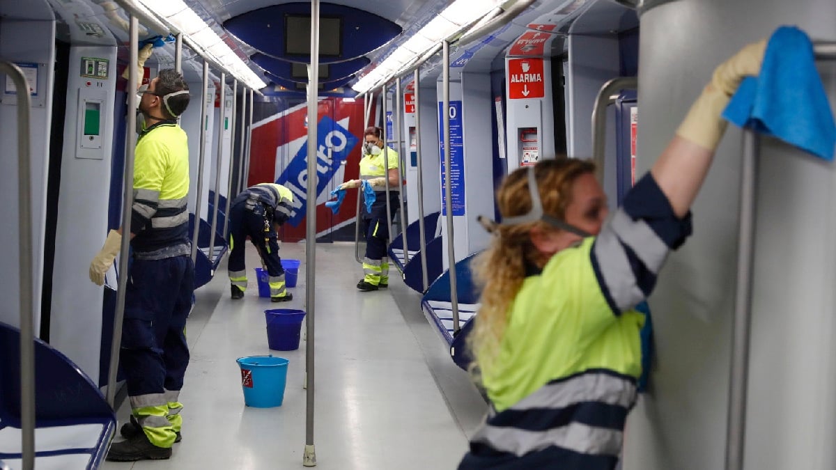 Trabajadores de Metro limpiando un vagón este jueves por el coronavirus. (Foto: Comunidad)