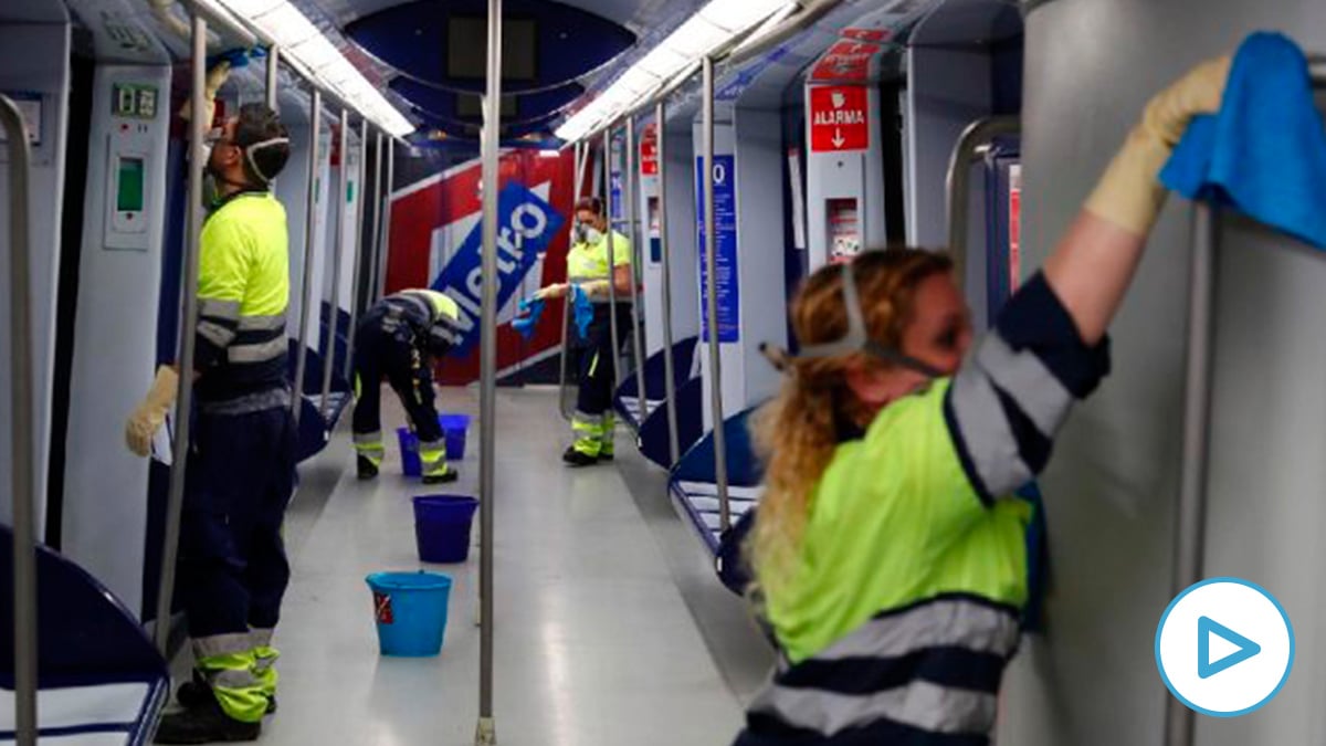 Trabajadores de Metro limpieando un vagón este jueves por el coronavirus. (Foto: Comunidad)