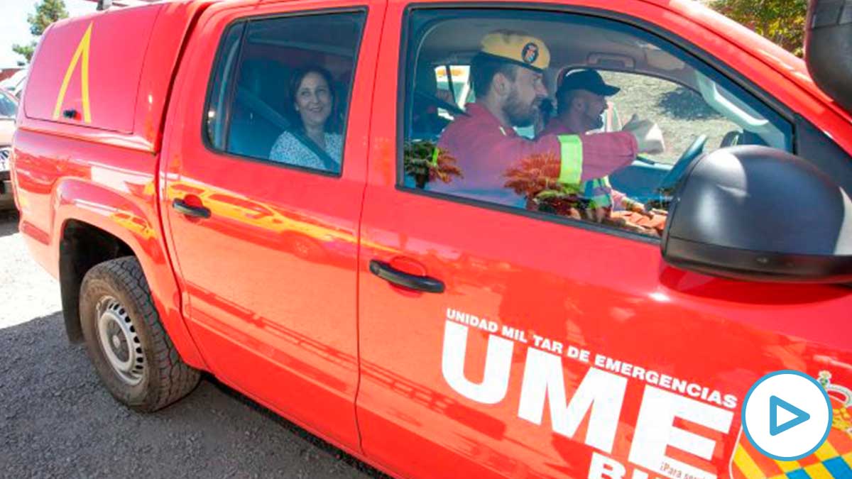 La ministra Margarita Robles a bordo de un vehículo de la UME en Gran Canaria @EFE