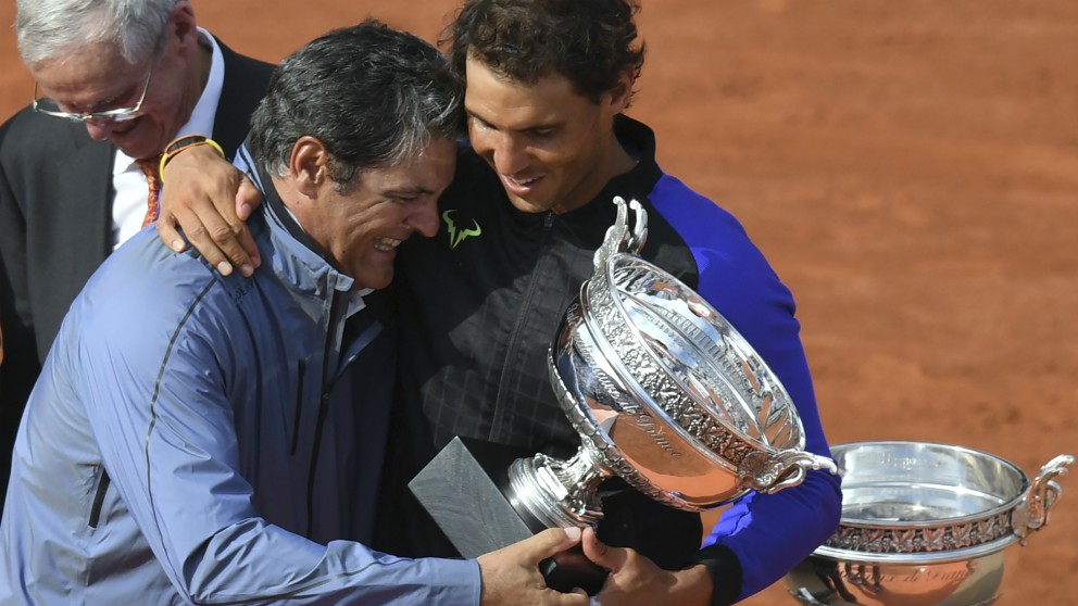Toni Nadal y Rafa, en Roland Garros. (AFP)