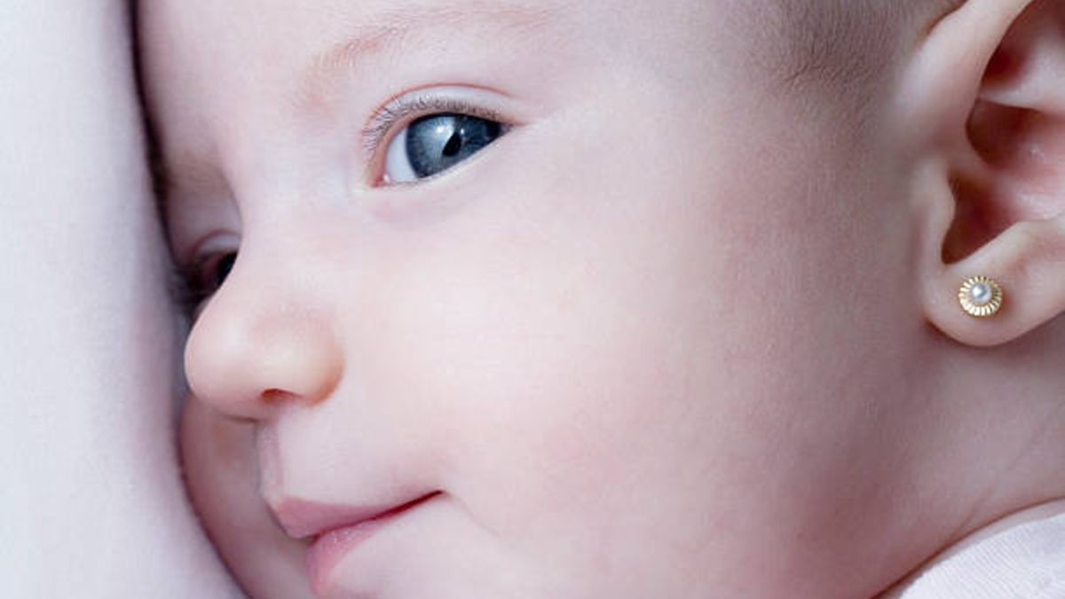 Todos los pros y contras del uso de pendientes en los bebés
