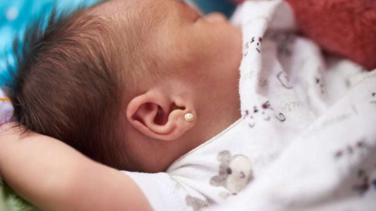 Pros y contras de perforar las orejas y poner pendientes al bebé