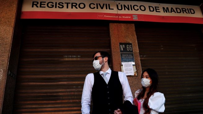 España camina a la recesión y las empresas paralizan operaciones y fusiones por el coronavirus