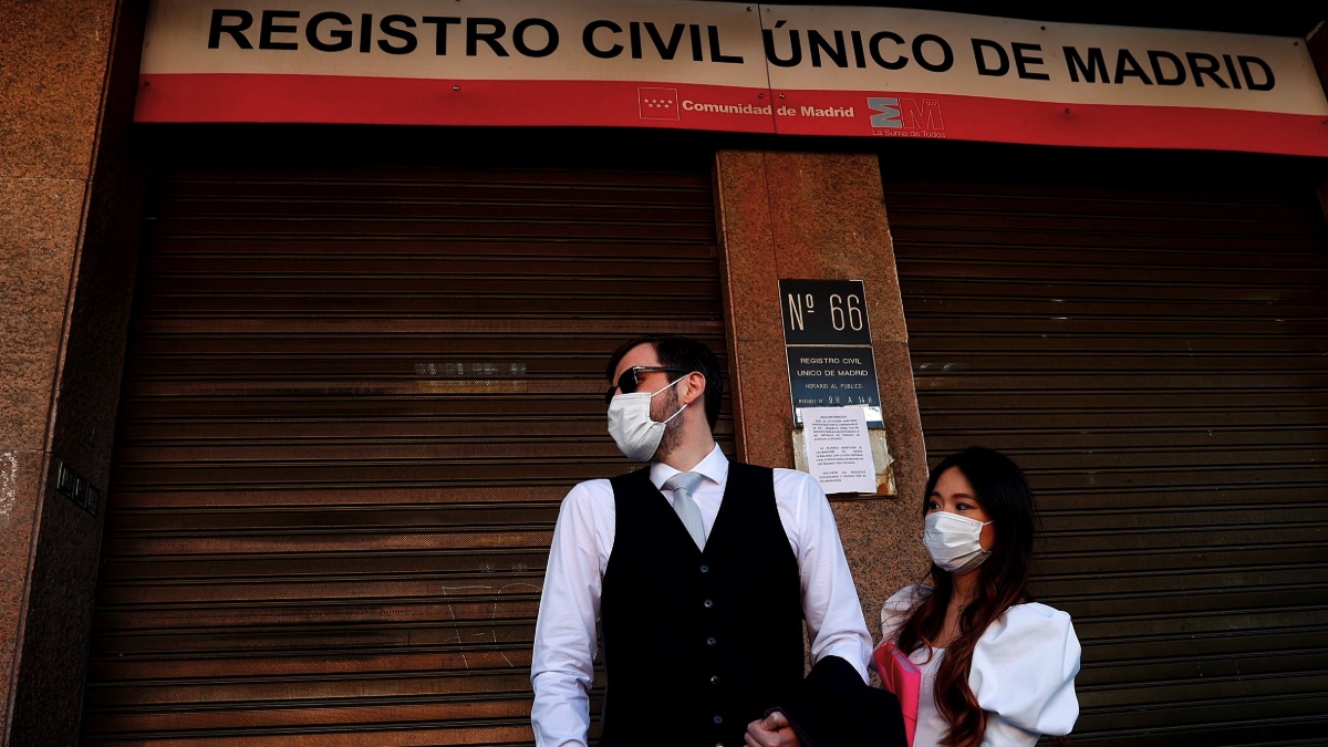 Una boda sin invitados por el coronavirus en Madrid. (Foto: EFE)