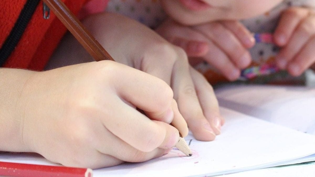 Niñas estudiando en casa