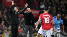 Guardiola observa una acción en la que Bruno Fernandes está implicado. (Getty)