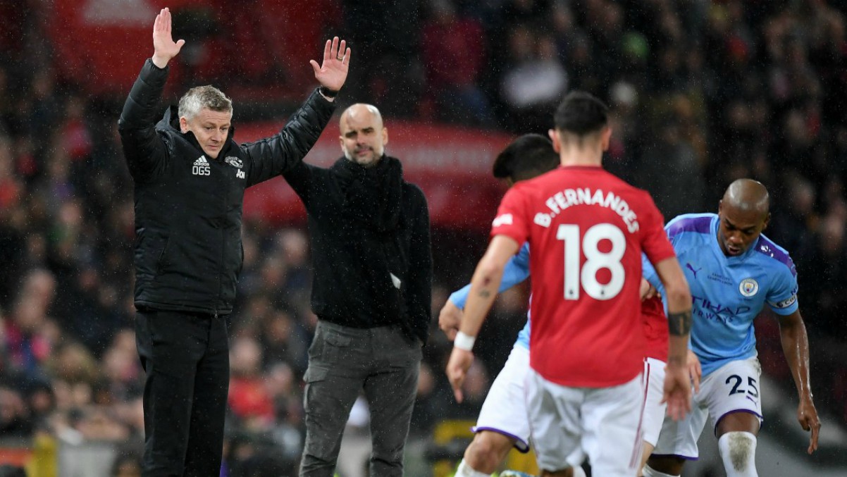 Guardiola observa una acción en la que Bruno Fernandes está implicado. (Getty)