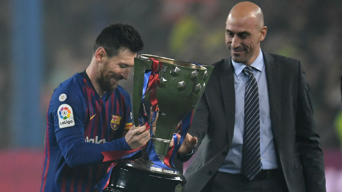 Messi levanta la última Liga del Barcelona. (Getty)