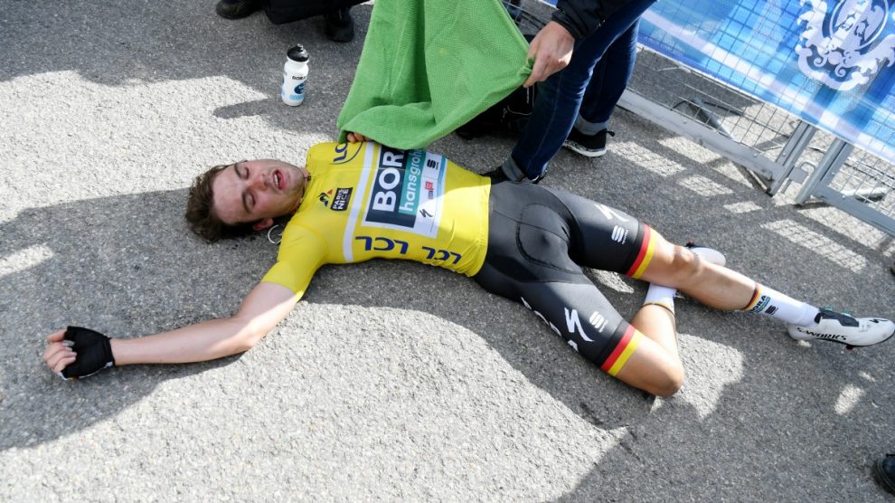 Maximilian Schachmann, exhausto del esfuerzo tras conquistar la Paris-Niza. (Getty)