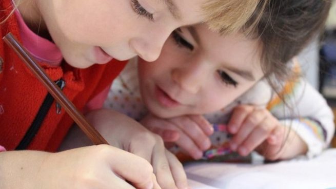 La OMS ha lanzado una guía para los niños que recoge el aprendizaje en casa.