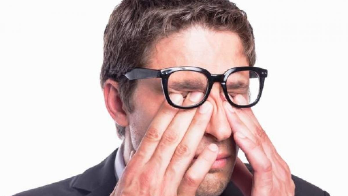Hombre frotándose los ojos