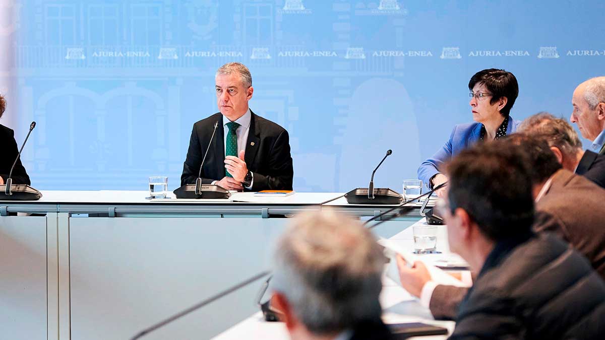 Fotografía facilitada por Irekia que muestra al lehendakari, Iñigo Urkullu, mientras preside el Comité Asesor que le asiste como director único del Plan de Protección Civil de Euskadi (Foto: EFE)