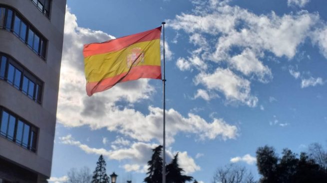 Hoy a las 12.00 pongamos el himno en nuestras ventanas en homenaje a las víctimas del coronavirus