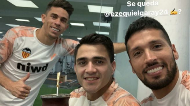 Garay, junto a Maxi Gómez y Gabriel Paulista en Paterna.