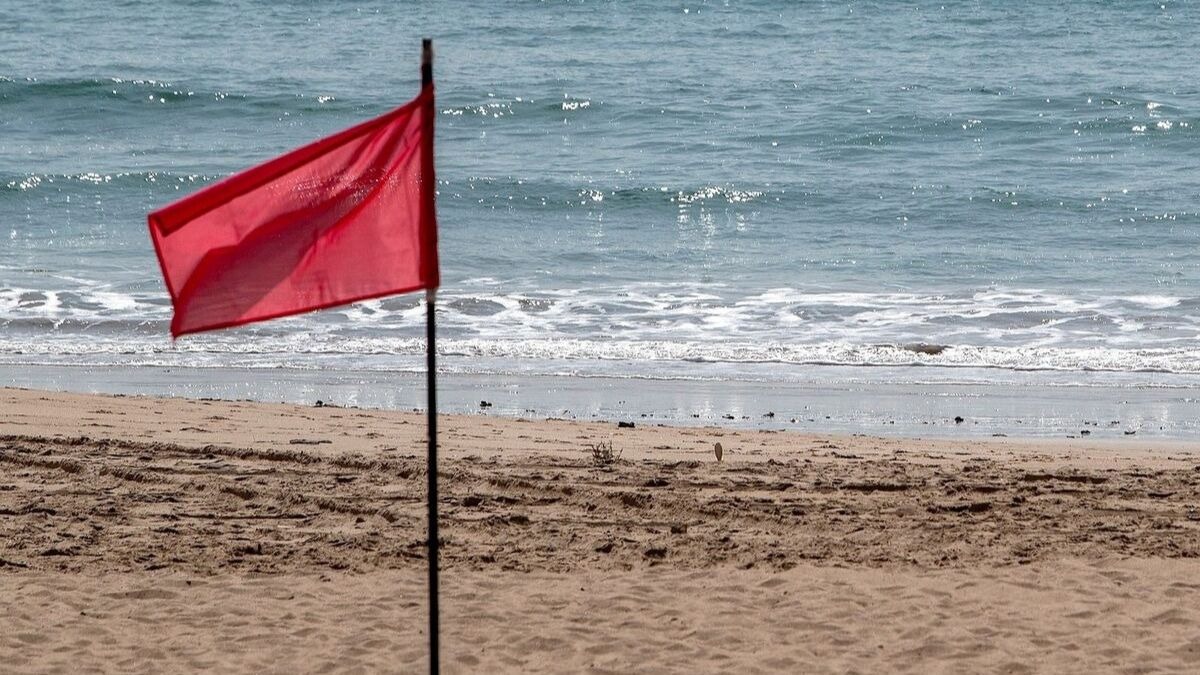 Álvaro Moreno viste a los vigilantes de las playas de Andalucía