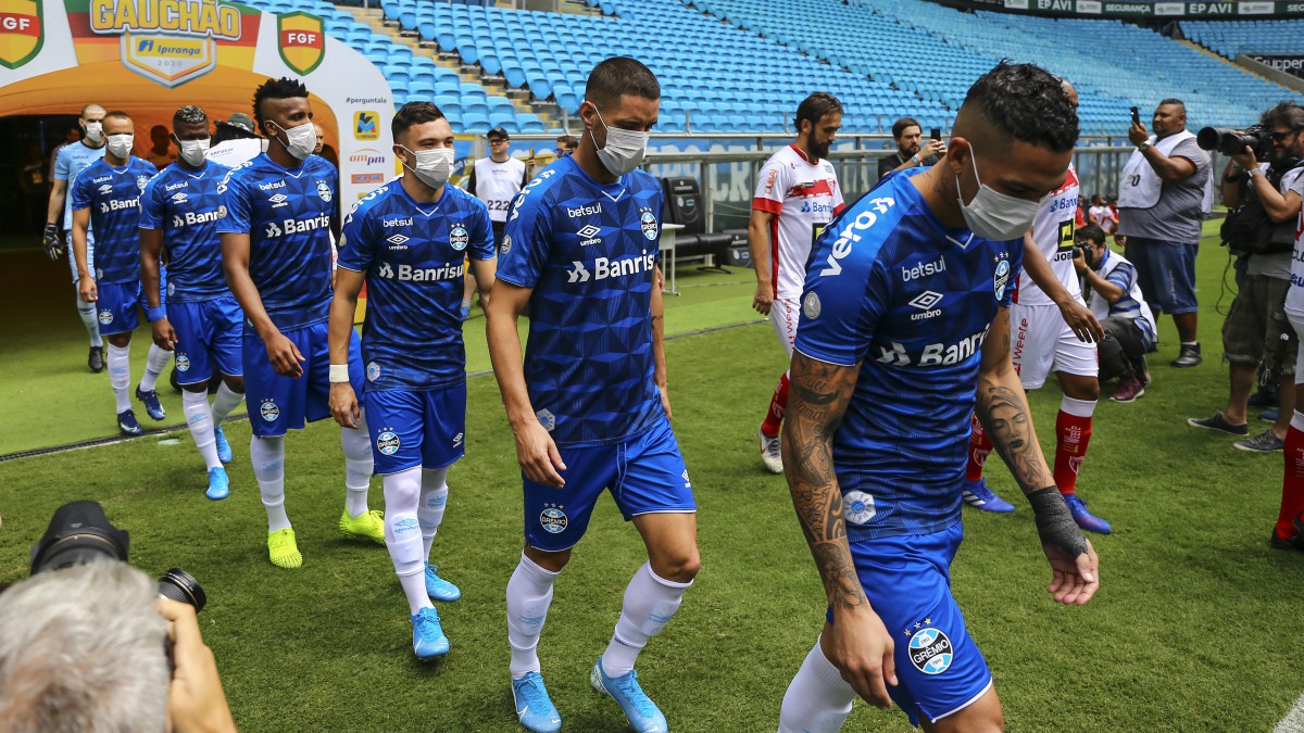 Los futbolistas de Gremio saltaron con mascarillas en señal de protesta para que se pare el campeonato brasileño por el coronavirus. (Getty)