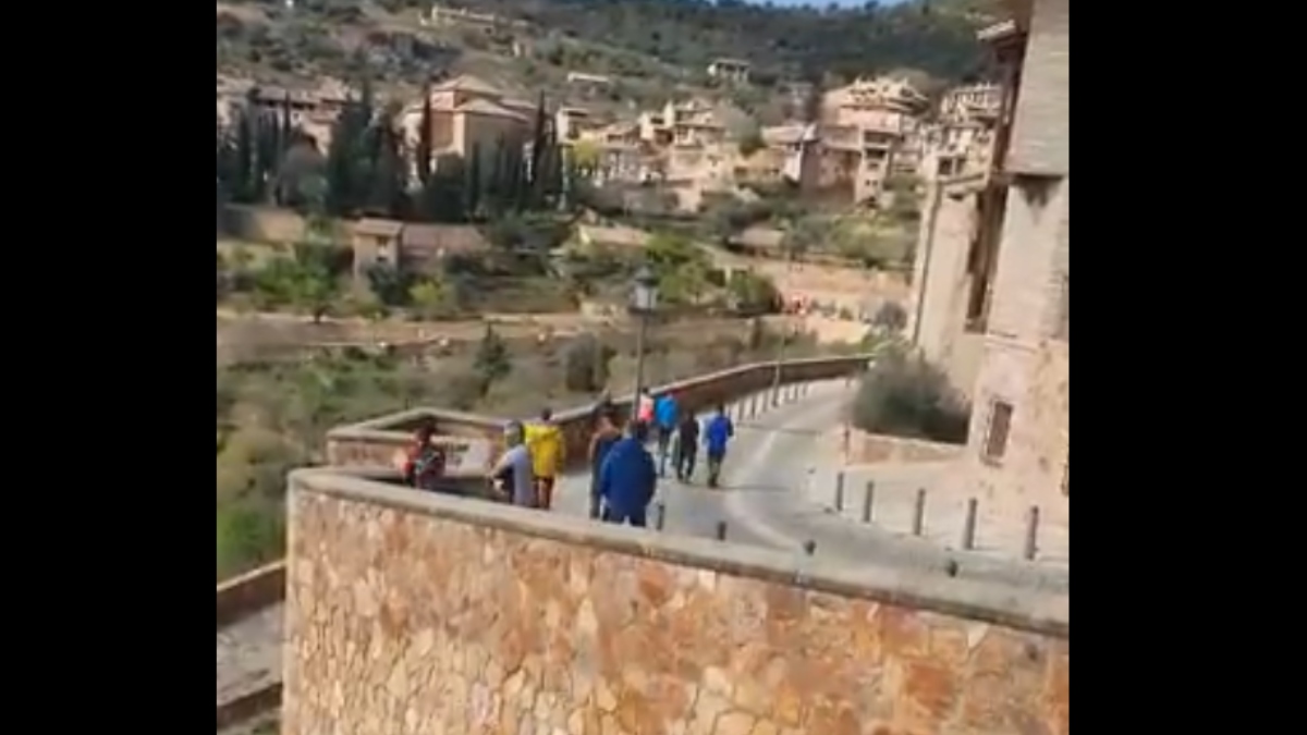 Una vecina de Huesca estalla contra unos turistas: “Dais vergüenza”