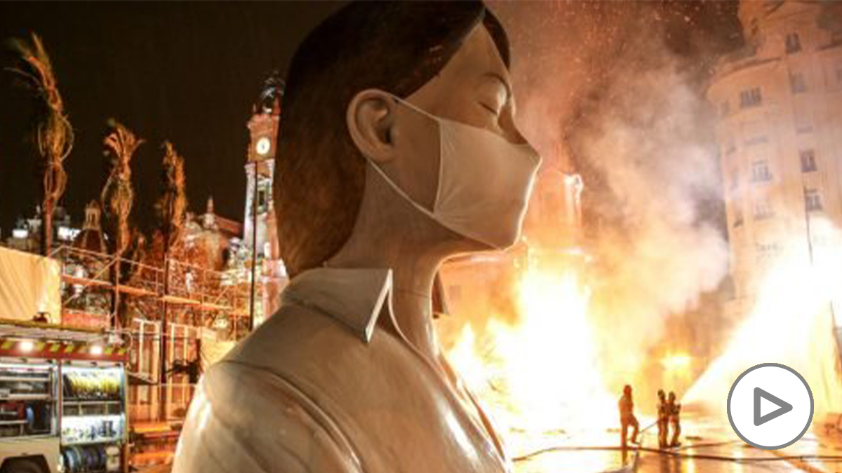 Prenden fuego a la falla de la Plaza del Ayuntamiento de Valencia sin público y tres días antes de San José. Foto: EP