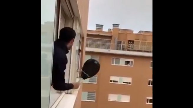 Facebook: Unos vecinos juegan a pádel de balcón a balcón en pleno confinamiento