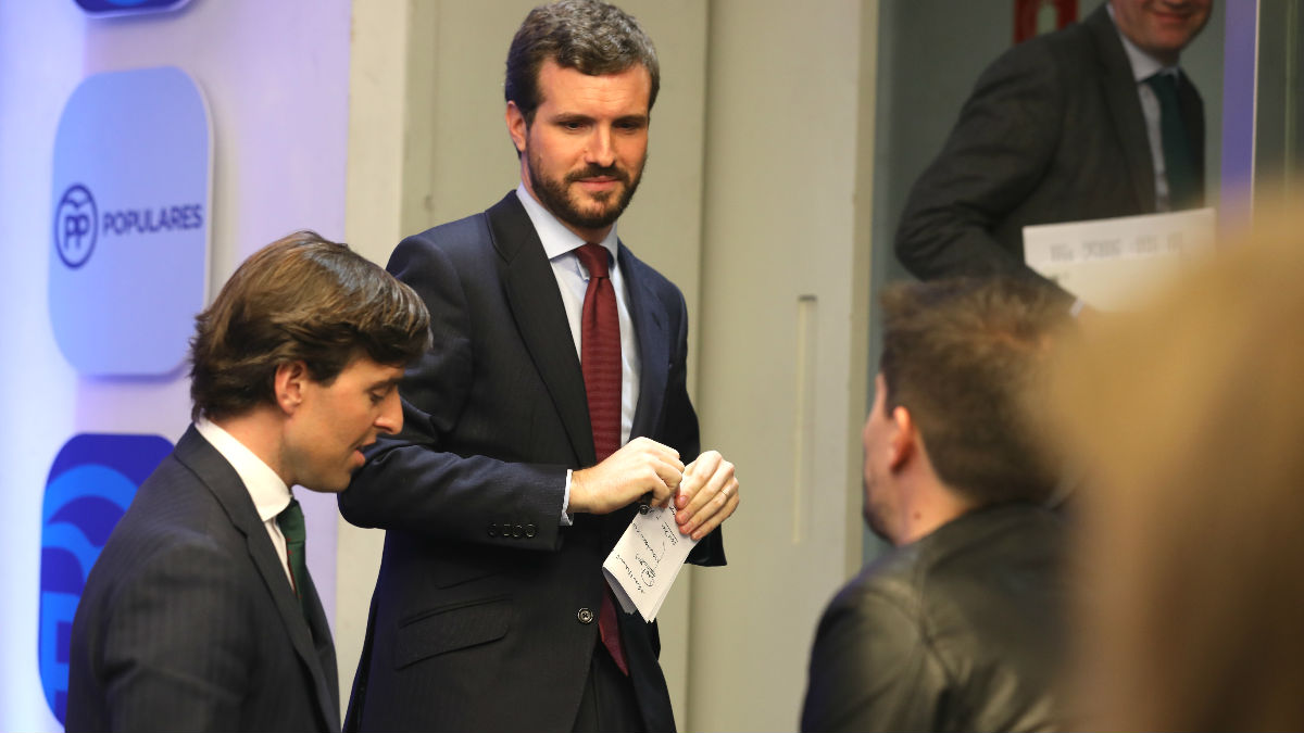 El presidente del Partido Popular, Pablo Casado (centro), junto al vicesecretario nacional de Comunicación del PP, Pablo Montesinos (a su derecha). (Foto: Europa Press)