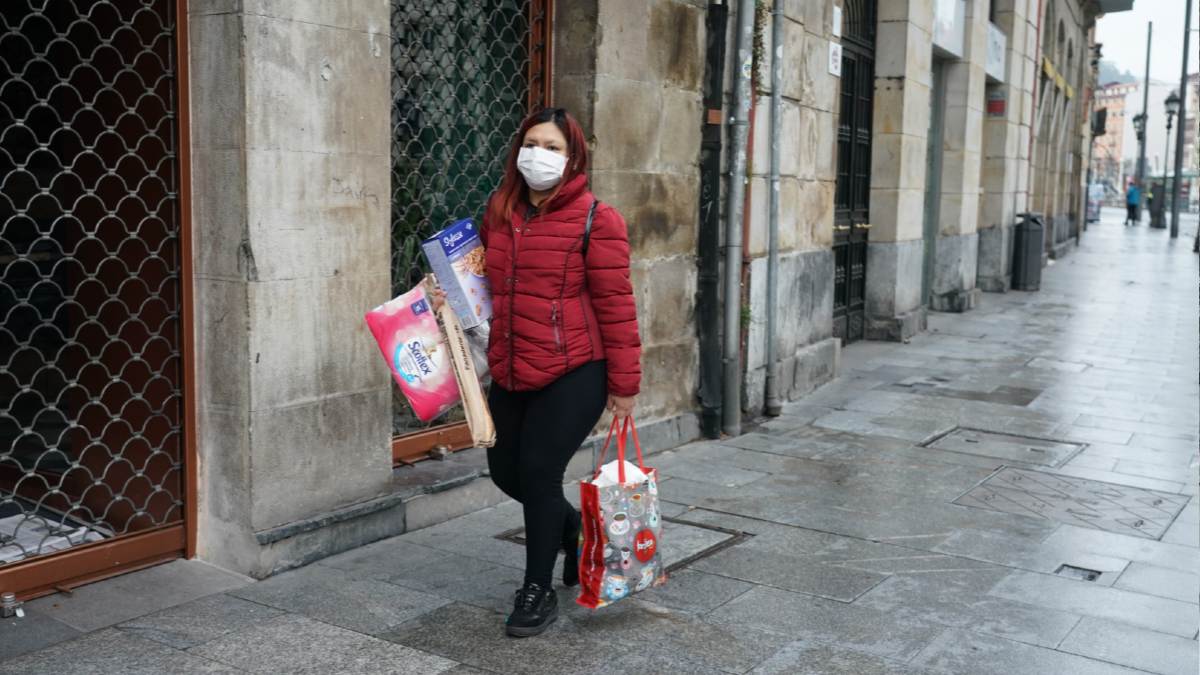 Una mujer pasea por la calle tras hacer la compra. Foto: EP