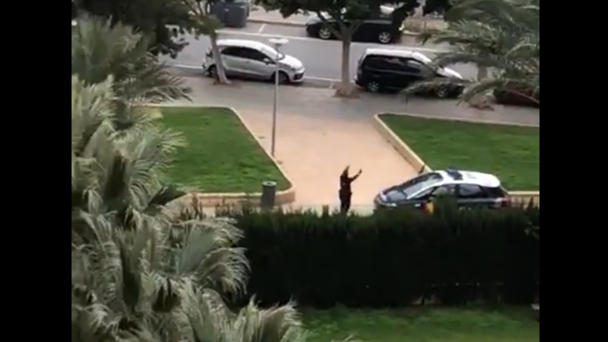 El gesto de un policía un baile para animar a los confinados en Almería
