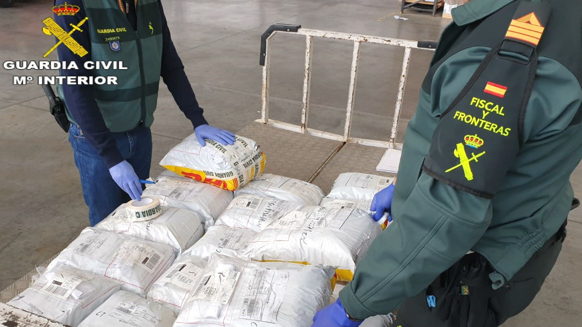 La Guardia Civil incauta 11.000 mascarillas quirúrgicas en el aeropuerto. (Foto: Europa Press)