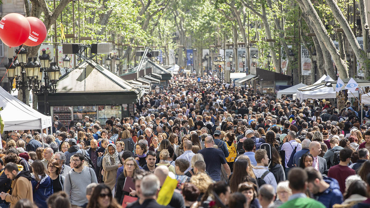 Las Ramblas de Barcelona, atestadas de gente en la celebración de Sant Jordi el pasado año