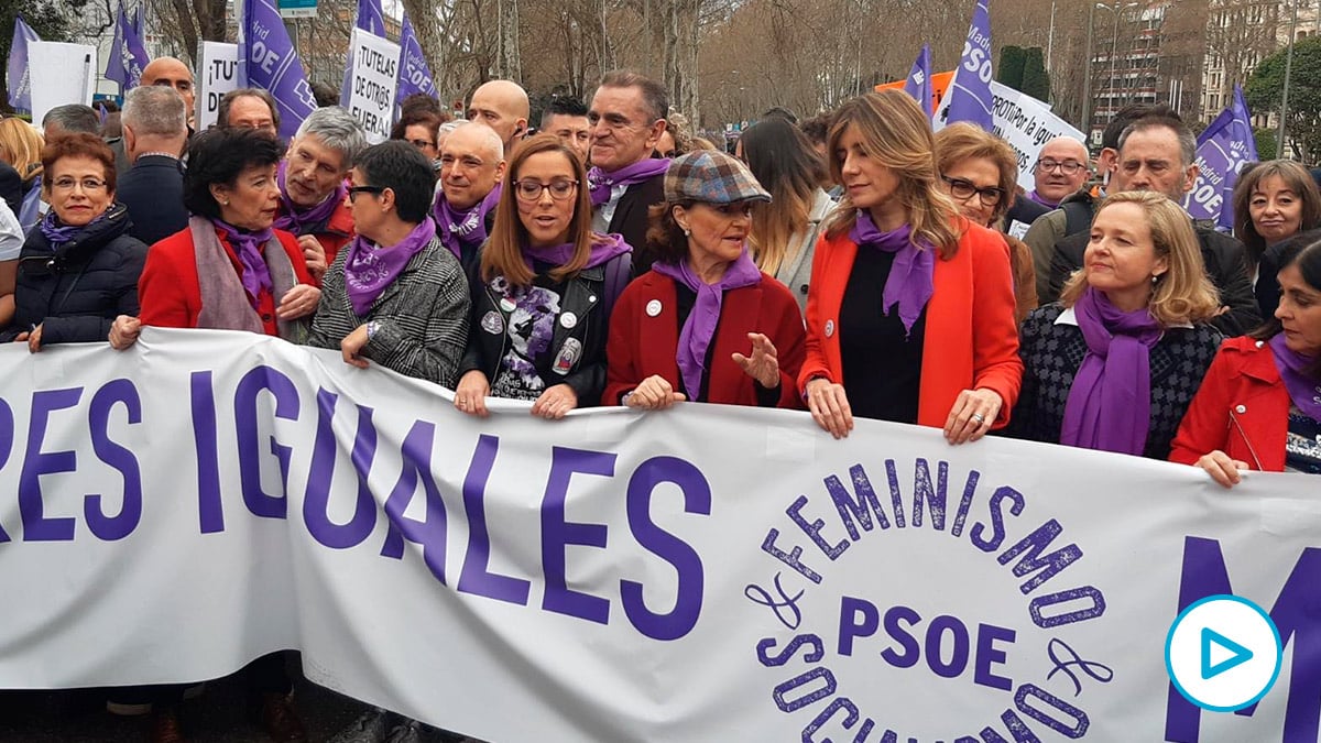 José Manuel Franco, delegado del Gobierno en Madrid, detrás de las ministras el 8M. (Foto: PSM)