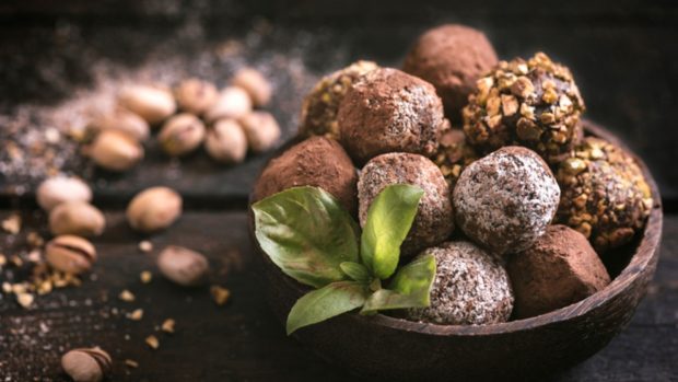 Toma nota de estas 4 recetas de bombones de chocolate para darte un capricho