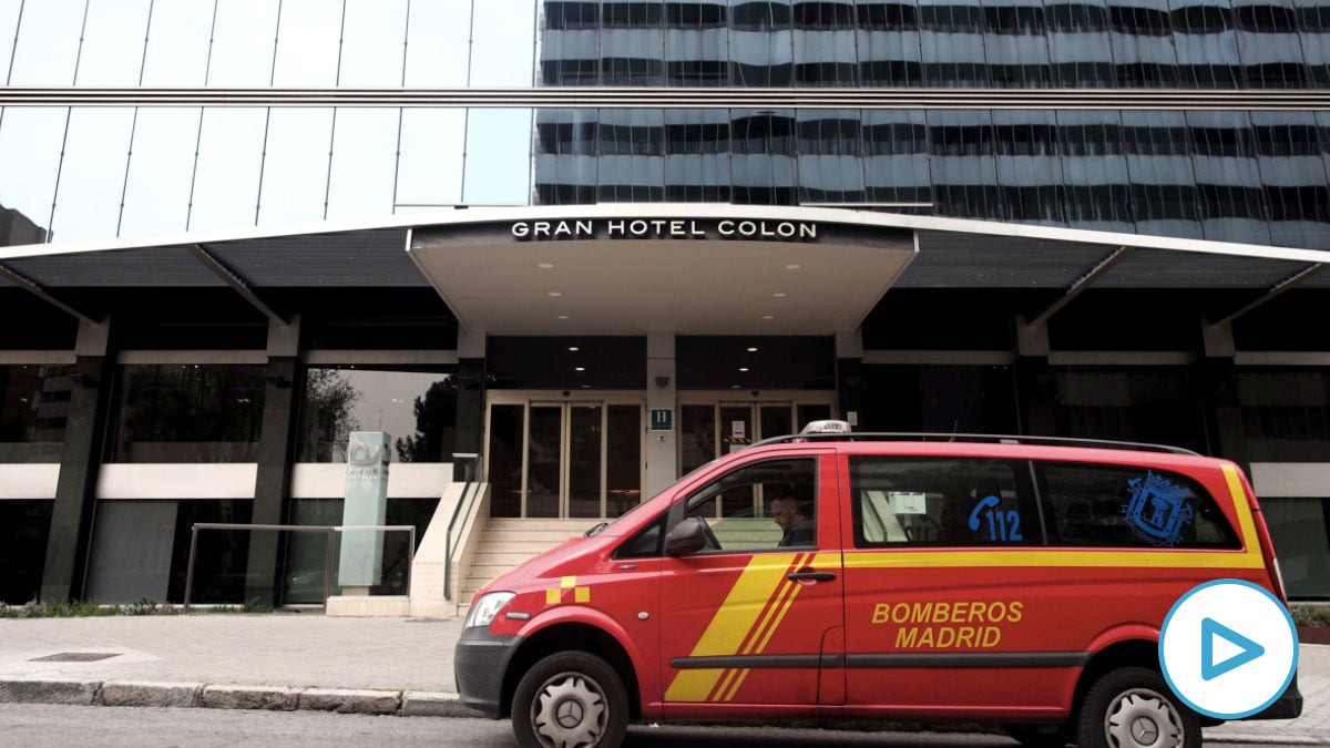 Un vehículo de bomberos en las inmediaciones del Hotel Ayre Gran Colón un día antes de recibir a los primeros pacientes con coronavirus. (Foto: Europa Press)