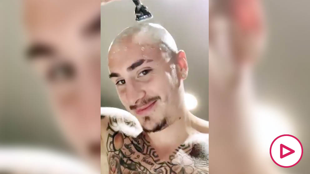 José María Giménez haciendo el reto de raparse la cabeza.