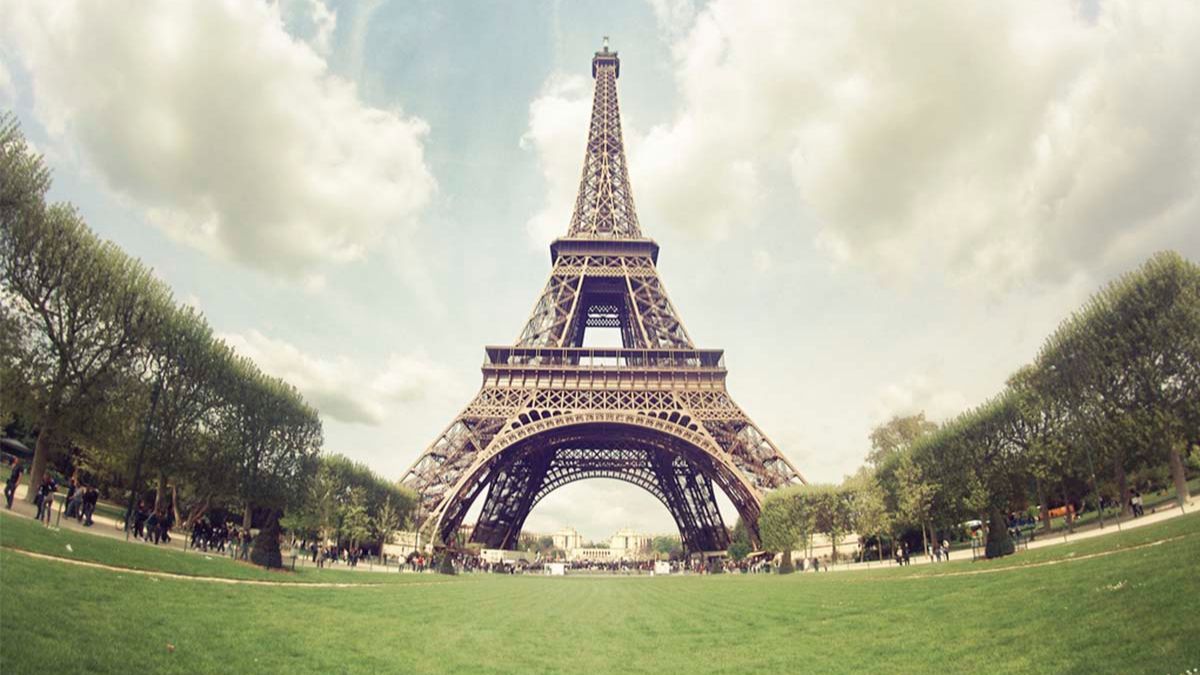 El 31 de marzo de 1889 se inaugura en Francia la Torre Eiffel