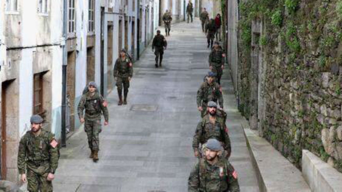Los soldados de la Brilat desplegados en las calles de Santiago de Compostela.