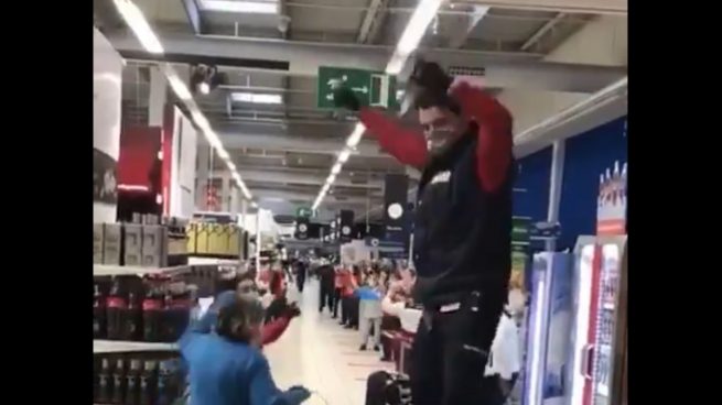 Trabajadores del Carrefour se emocionan cantando y bailando ‘Resistiré’
