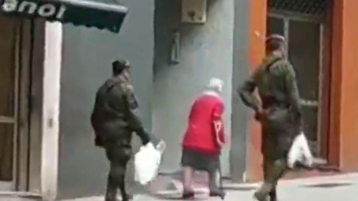 Militares acompañan a anciana