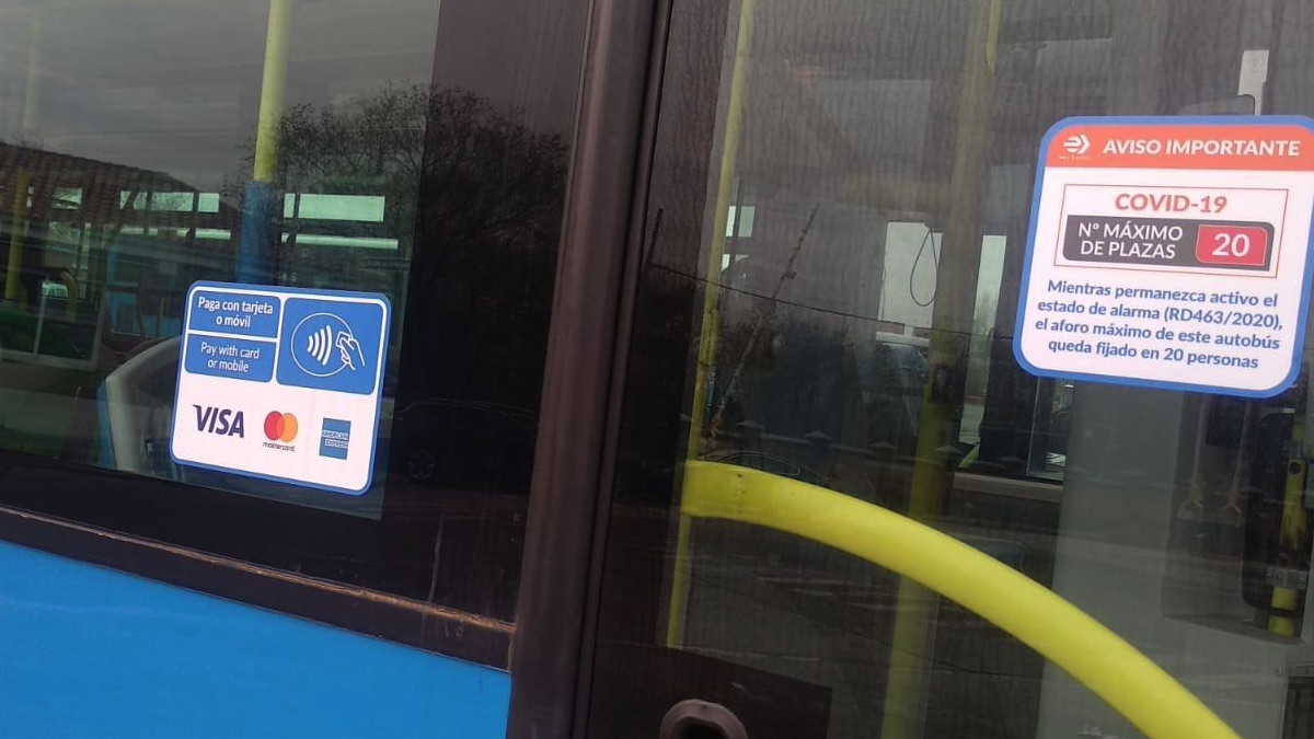 Etiquetas instaladas en los autobuses municipales de Madrid. (Foto: Madrid)