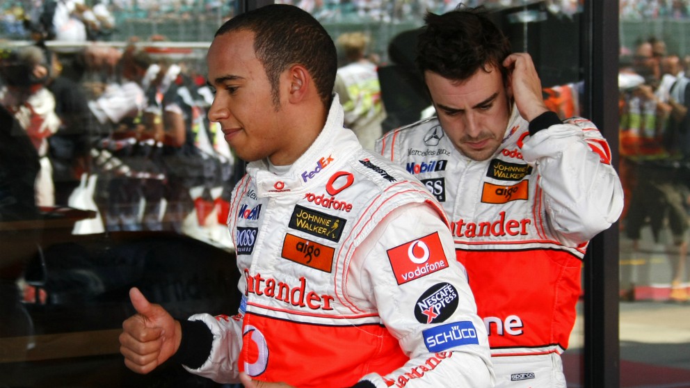 Hamilton y Fernando Alonso en McLaren. (AFP)