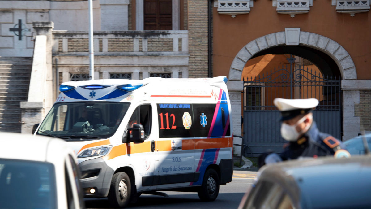 Una ambulancia en una ciudad italiana (Foto: EFE).