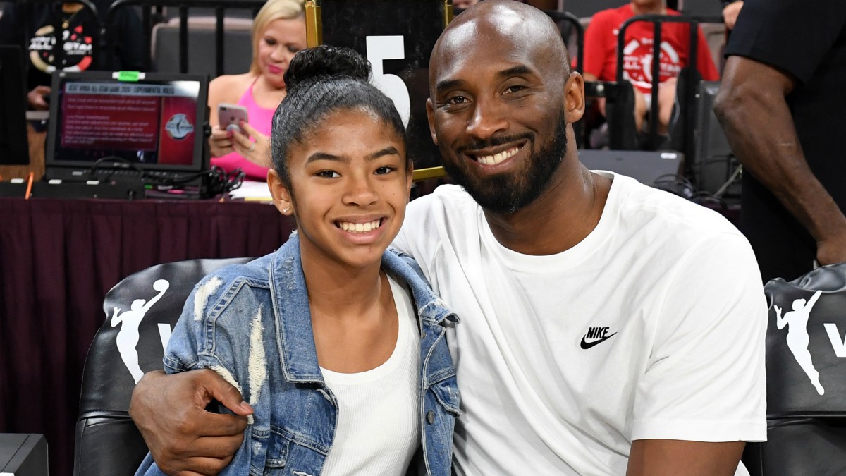 Kobe, en su última imagen junto a Gianna. (AFP)