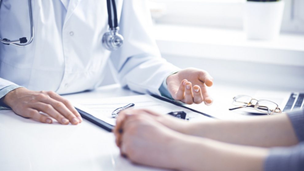 Un médico atiende a un paciente.
