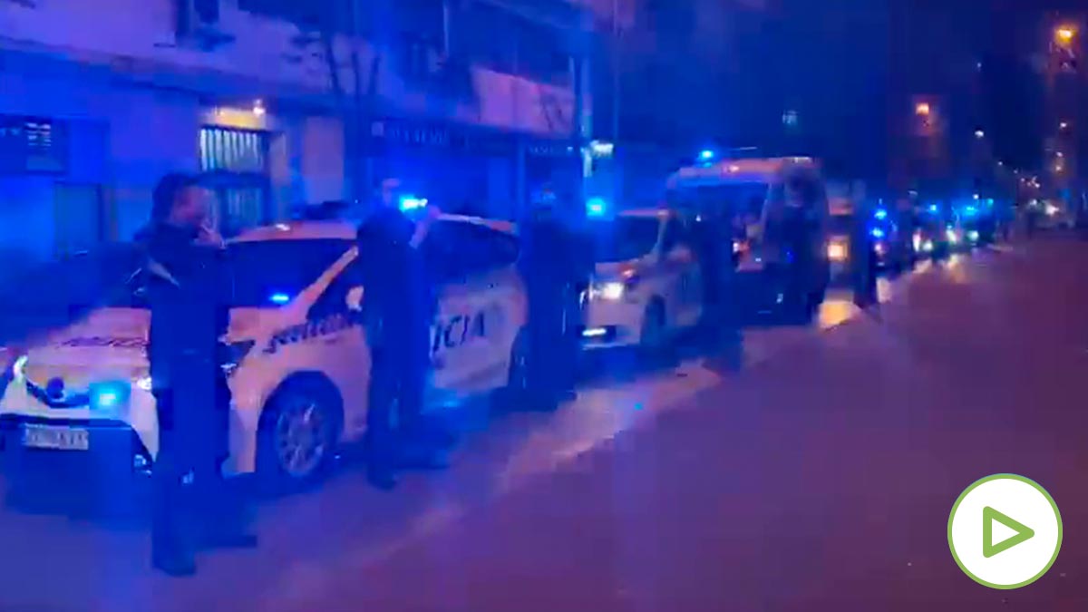 La Policía Municipal de Madrid aplaude a los sanitarios.