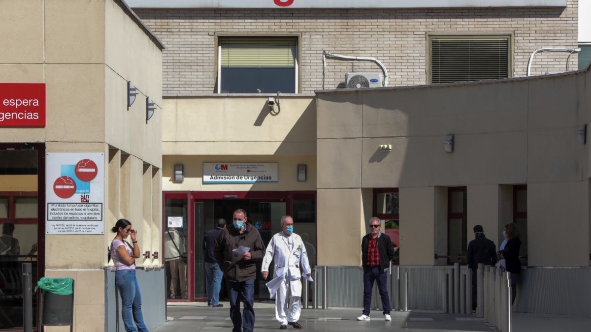Varias personas protegidas con mascarilla se encuentran cerca de la puerta de Urgencias del Hospital Gregorio Marañón. (Foto: EP)
