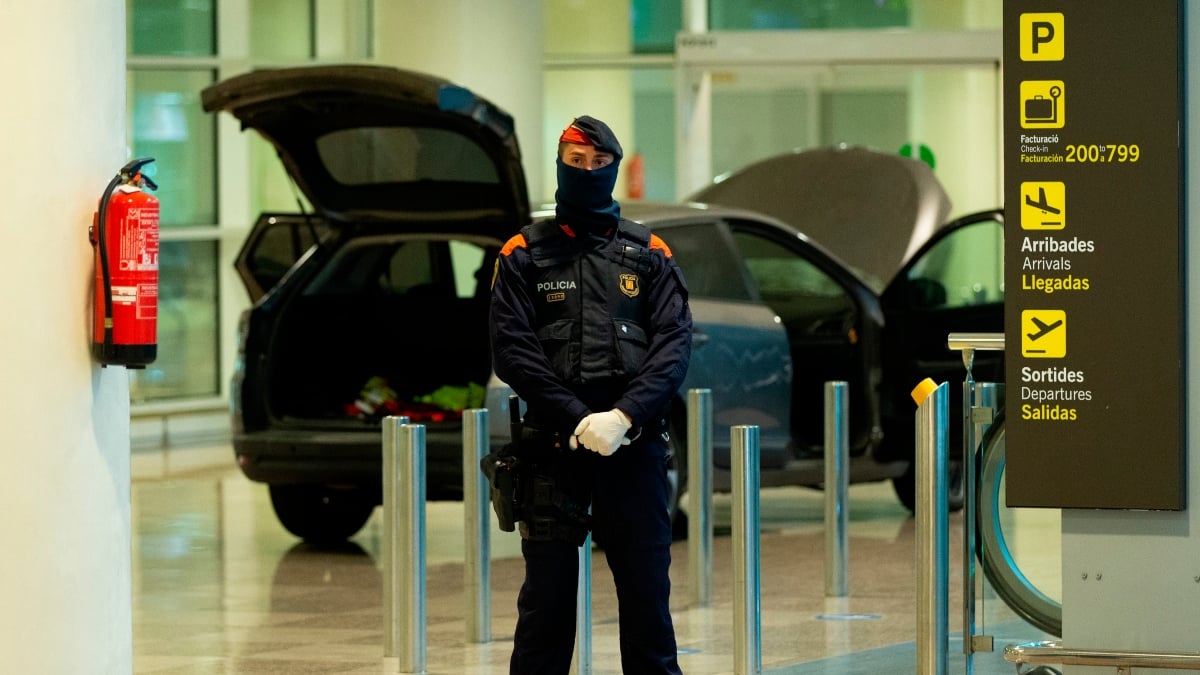 Un mosso protege la zona de El Prat asaltada por un vehículo esta madrugada.