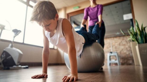 Cómo hacer ejercicio con los niños en casa