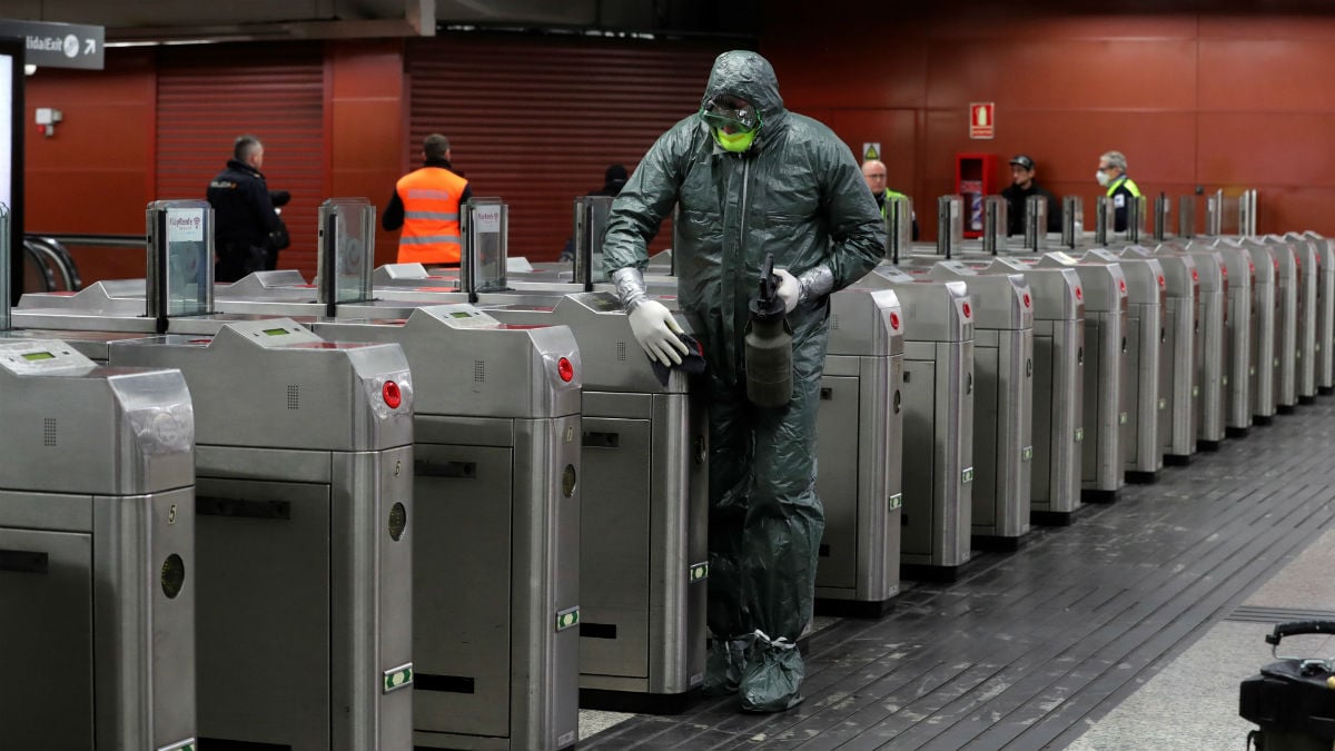 Efectivos de la Unidad Militar de Emergencias (UME) realizan labores de desinfección en el metro de la madrileña Puerta del Sol. Foto: EFE