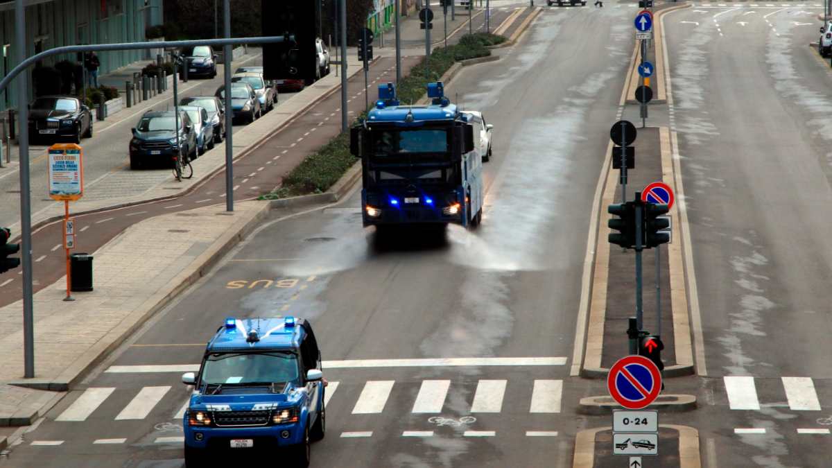 Un vehículo desinfecta las calles de una ciudad italiana (Foto: EFE).