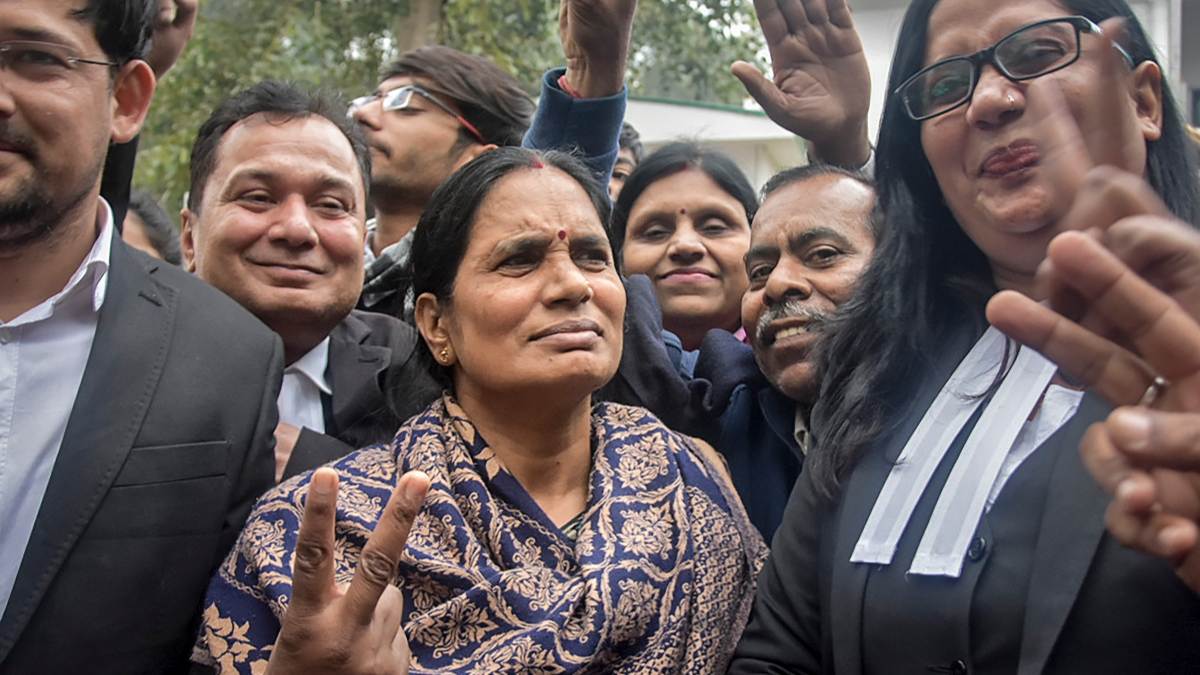 La madre de la joven víctima de una violación grupal en la India. Foto: EP