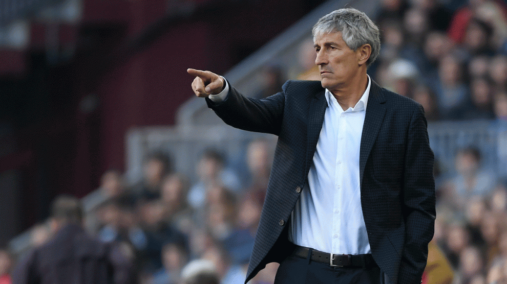 Quique Setién, durante un encuentro del Barcelona (AFP)