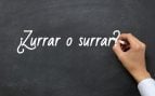 Cómo se escribe zurrar o surrar